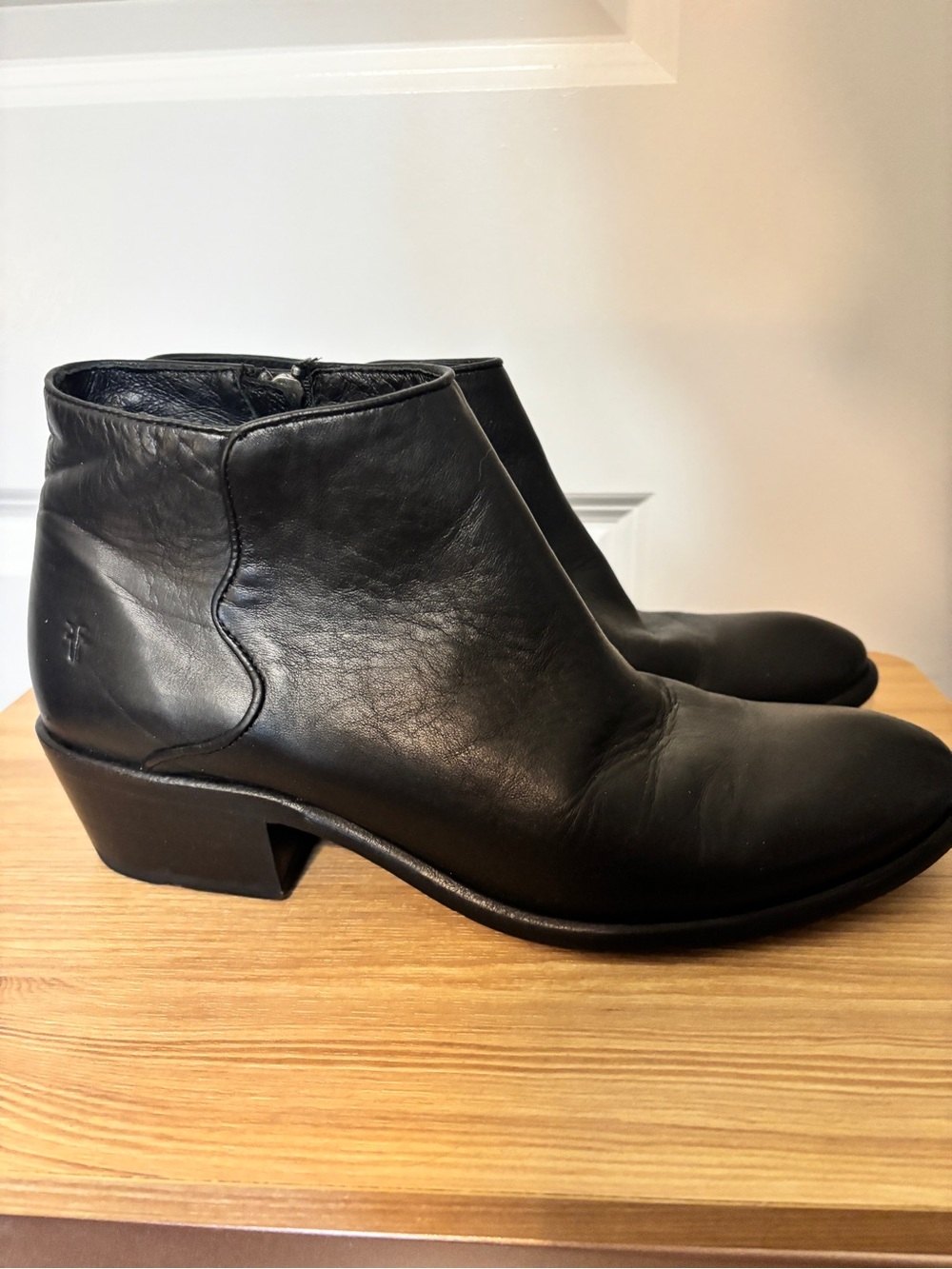 FRYE Carson Piping Black Leather Zip Ankle Booties Size 9M